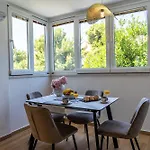 Dado With Cover Parking On Ideal Location דוברובניק