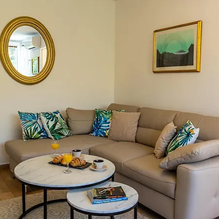 Dado With Cover Parking On Ideal Location *