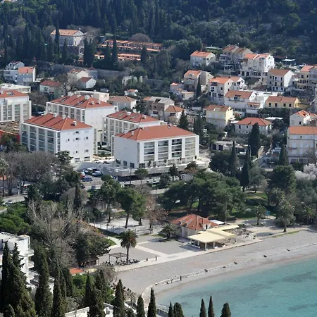 Dado With Cover Parking On Ideal Location Apartman