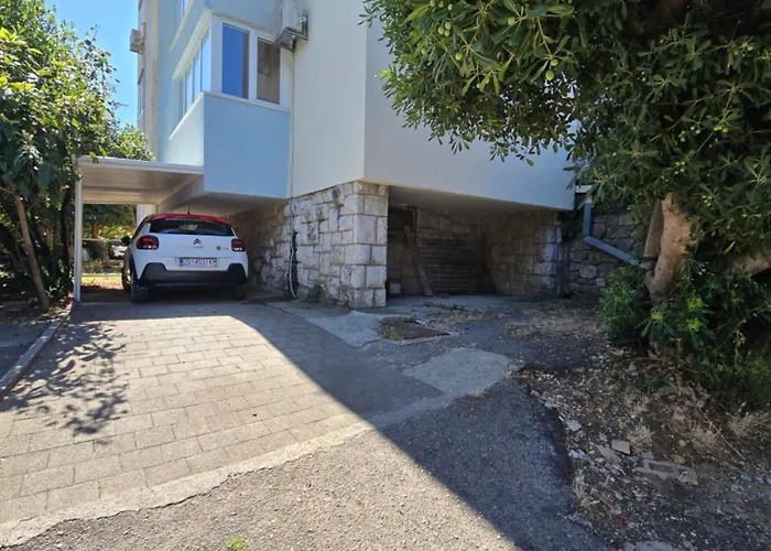 Dado With Cover Parking On Ideal Location Apartment *