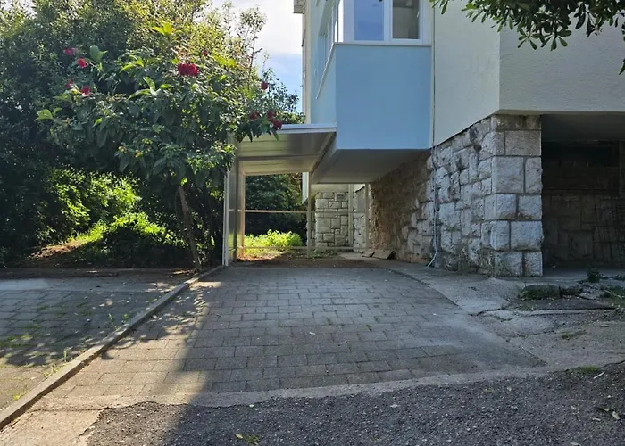 Apartment Dado With Cover Parking On Ideal Location *