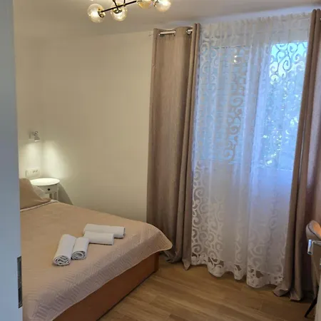 Dado Sa Nadkrivenim Parkingom Na Idealnoj Lokaciji Apartment