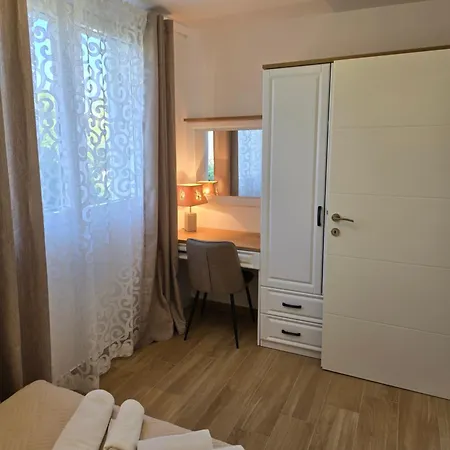 Dado Sa Nadkrivenim Parkingom Na Idealnoj Lokaciji