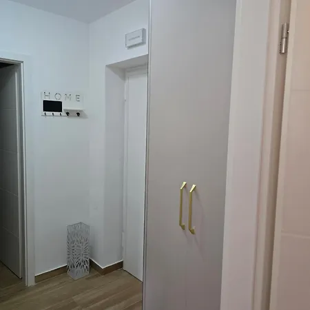 Dado Sa Nadkrivenim Parkingom Na Idealnoj Lokaciji