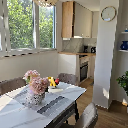 Apartment Dado Sa Nadkrivenim Parkingom Na Idealnoj Lokaciji