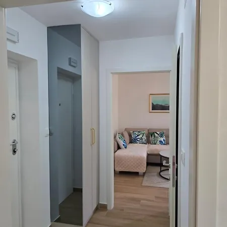 Dado Sa Nadkrivenim Parkingom Na Idealnoj Lokaciji