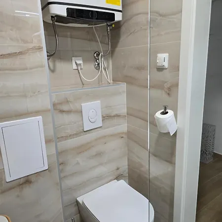 Dado Sa Nadkrivenim Parkingom Na Idealnoj Lokaciji Apartment