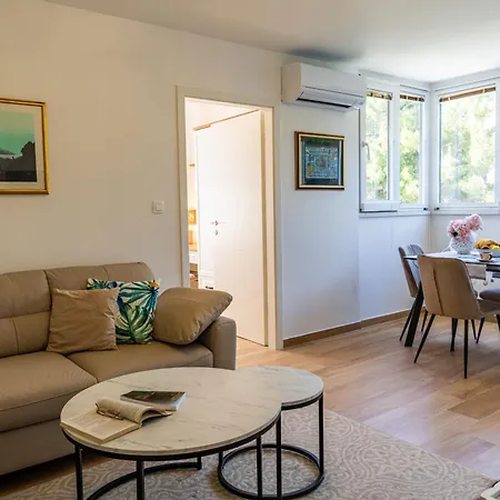 Dado Sa Nadkrivenim Parkingom Na Idealnoj Lokaciji Apartment *