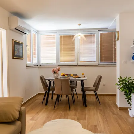 Apartment Dado Sa Nadkrivenim Parkingom Na Idealnoj Lokaciji