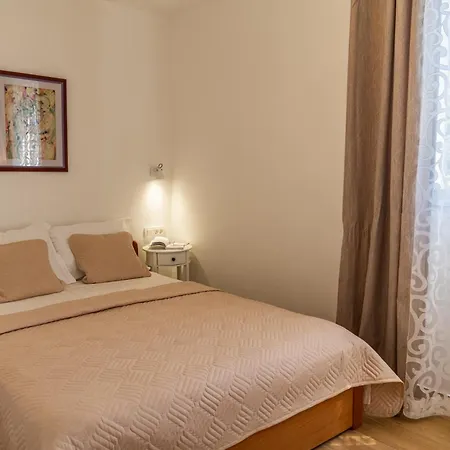 Dado Sa Nadkrivenim Parkingom Na Idealnoj Lokaciji Dubrovnik