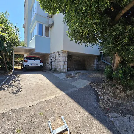 Dado Sa Nadkrivenim Parkingom Na Idealnoj Lokaciji Apartment *
