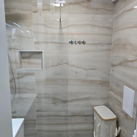 Dado Sa Nadkrivenim Parkingom Na Idealnoj Lokaciji Apartment